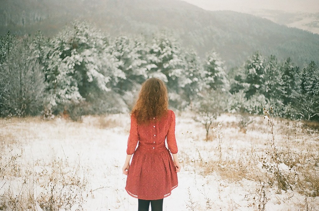 Фото девушек зима спиной. Девушка зимой со спины. Рыжая девушка зимой. Девушка со спины в снегу. Девушки стоящие спиной в лесу зимой.