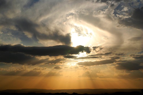 Cielos de Baeza by macondianito, Siento mi corazón en la dulzura
fundirse como ceras:
son un óleo tardo
y no un vino mis venas,
y