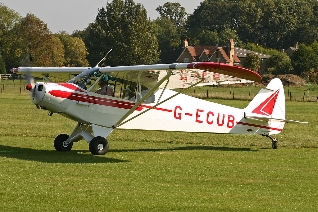 Piper Super Cub 'G-ECUB' | msn 18-6279. Visitor. Taxiing to … | Flickr