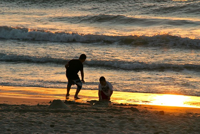 Ragazzi giocano sulla spiaggia di Woodbridge Island, Milnerton