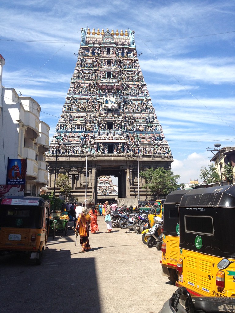 Plaza in front of Kapaleeswarar Temple in Chennai = car pa… | Flickr