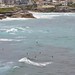 Mini surfers lluitant al mar