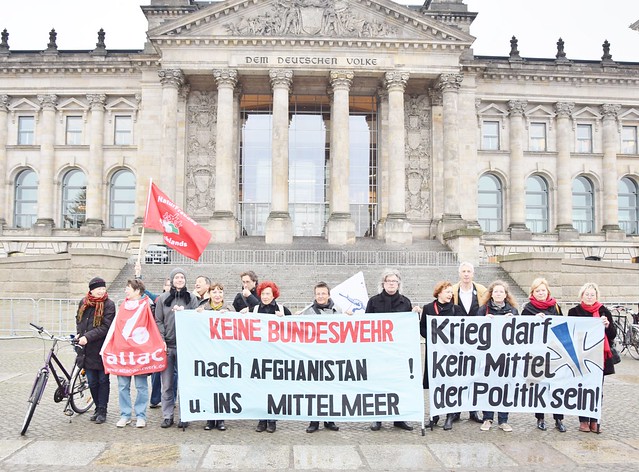 17.12.15: Protest vor dem Bundestag: Auslandseinsätze der Bundeswehr beenden! Keine Militarisierung der Außenpolitik!