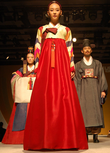 Hanbok fashion show | Leading Hanbok designer Lee Young-hee … | Flickr