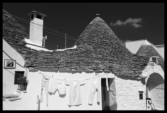 Bianco su bianco. Trullo b/n. Alberobello, Puglia