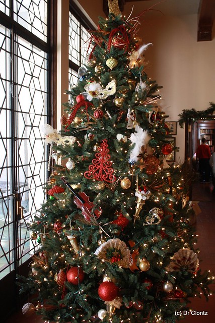 Christmas Tree in Great Room - Daytime.