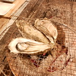 DSCN6213 Noboribetsu Onsen - fish market - grilling oyster