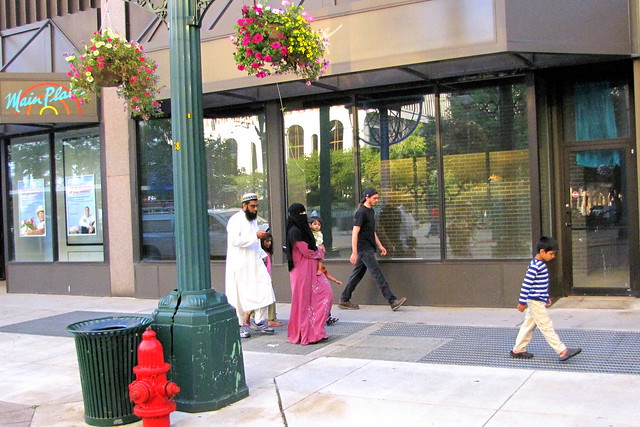 2009 - 07 - 16 - muslim family on main street