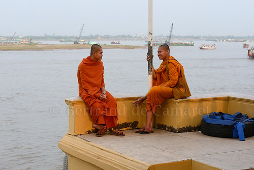 sunset orange man water river asia cambodge cambodia eau riviere religion ngc monk asie homme coucherdesoleil nationalgeographic tonlesap moine bertranddecamaret