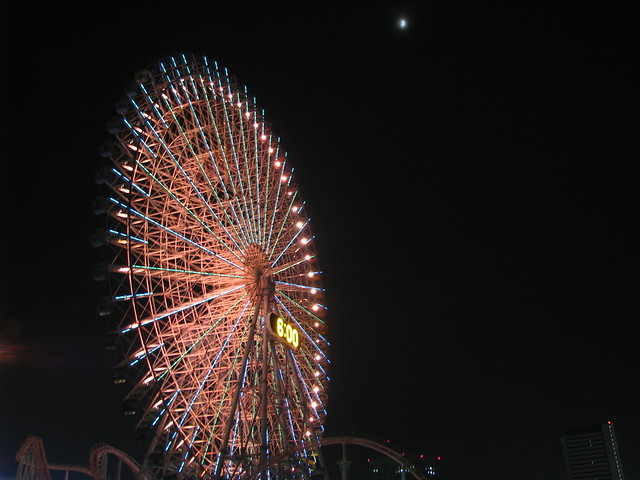 Yokohama 横浜 - Minato Mirai at night 夜にみなとみらい - Cosmo World コースもワールド - Ferris Wheel & Moon 観覧車と月