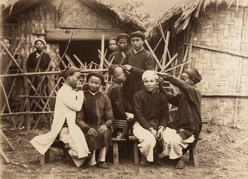 Indochina ca. 1880 - Street barbers