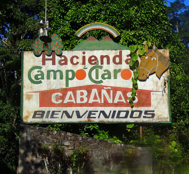 Cartel de bienvenida en la entrada principal del Campamento Agroecológico Hacienda Campo Claro