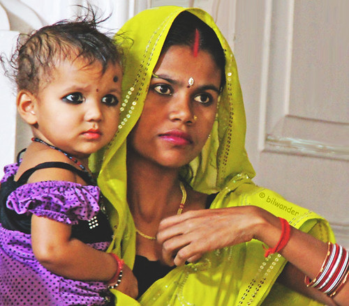 india delhi solo travel bilwander chhatarpur temple woman baby pilgrimage makeup mascara ινδια