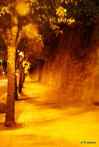 Avenida del Ejército, Pamplona by Rufino Lasaosa, Vista de la muralla de la Ciudadela en la <a href="http://www.callesdepamplona.es/i-ensanche/avenida