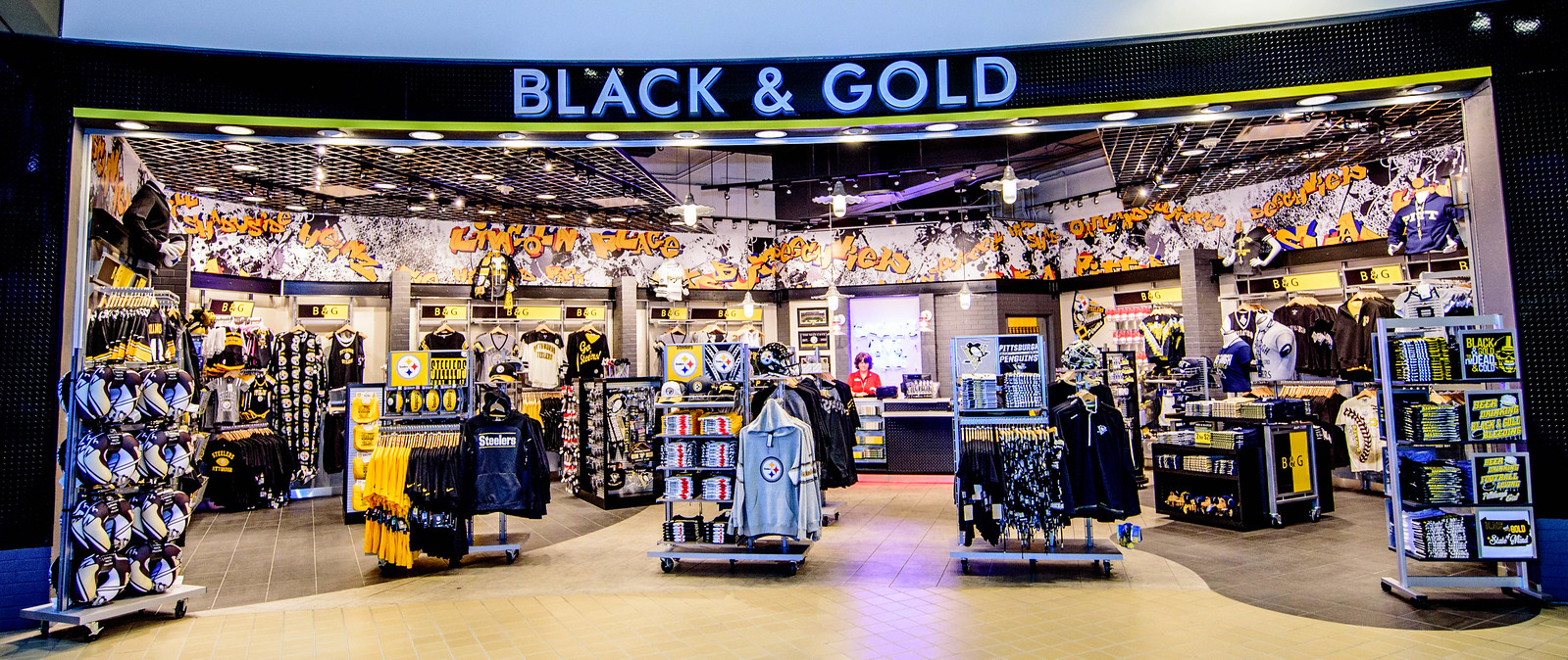 New Black and Gold Store Now Open in Landside Terminal | Flickr