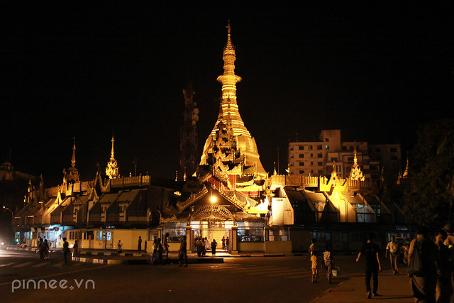 Sule Pagoda at night