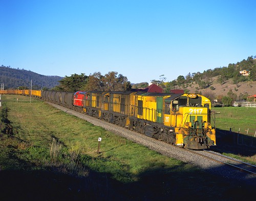 train australia scan tasmania za ee freighttrain teatree atn pentax6x7 englishelectric goodstrain 8400f canoscan8400f tasrail 2117 zaclass trainsintasmania