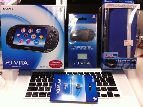 PS Vita | PS Vita 3G/Wi-Fi モデル、保護フイルム、セミハードケース、16GB のメモリカード。… | Flickr