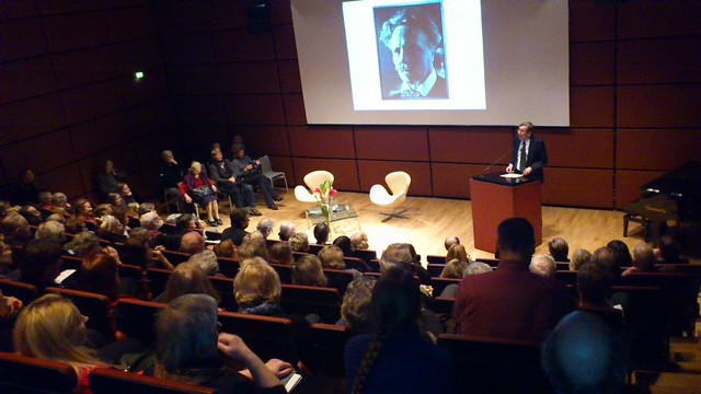 Botschafter Staffan Carlsson begruesst die Gäste der Strindberg-Lesung mit Jens Harzer und Marika Lagercrantz