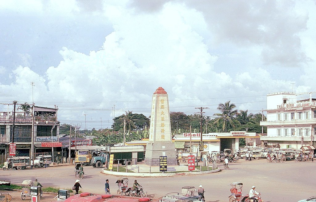 Vinh Long 1972 - QL4 roundabout in town - Tháp  Phan Thanh Giản tại ngã ba Cần Thơ