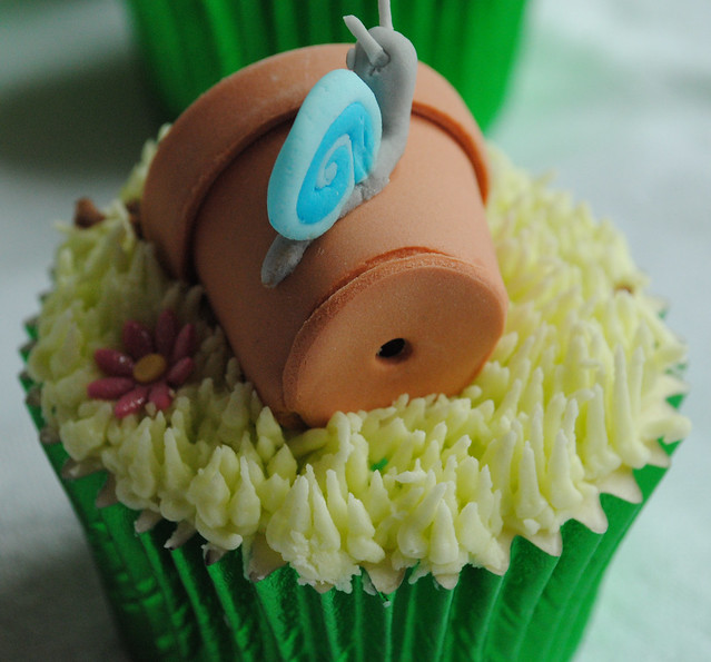 Snail and plant pot cupcake!