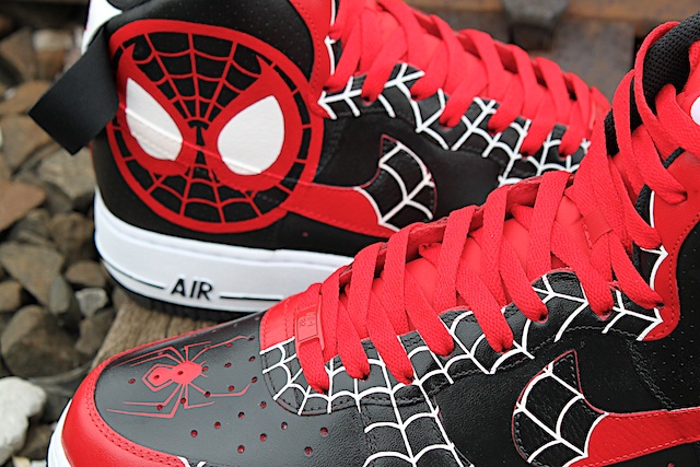 Кроссовки с пауком. Кроссовки Nike Air Jordan Spider man. Nike Spider man. АИР найк Спайдер. Nike Air Force Custom Spider.