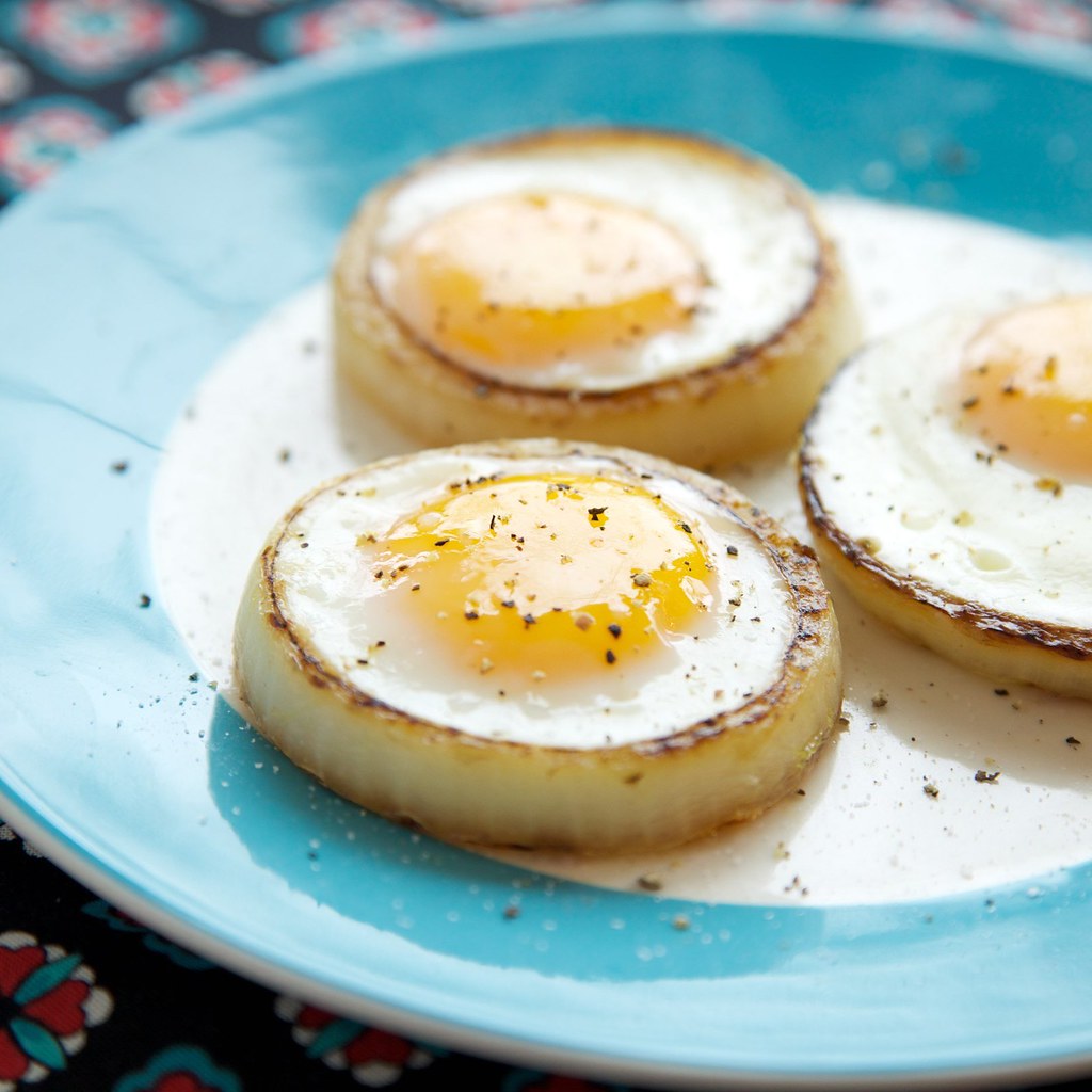 Простые блюда за 5 минут. Оригинальный завтрак из яиц. Необычные блюда из яиц. Красивые блюда из яиц. Яичница в луковых кольцах.
