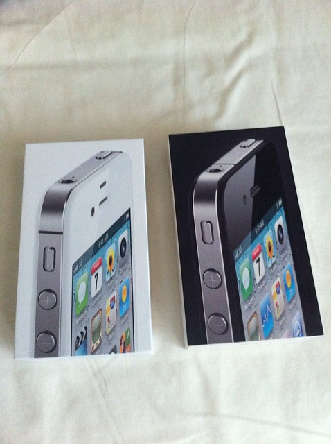 White iPhone 4S and Black iPhone 4 boxes
