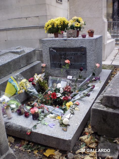 La tumba de Jim Morrison (Jim Morrison's grave) - Paris