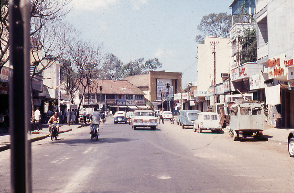 Đường Đinh Tiên Hoàng, phía trước là rạp Casino Dakao - 1967-68