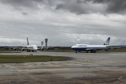 Two big jets - United Airlines 747 and Singapore Airlines A380