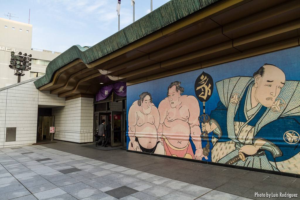 Murales en el exterior del estadio de sumo Kokugikan