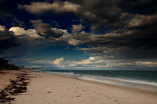 sky seascape beach water clouds sand waves horizon dramatic stormy calm majestic tension atlanticocean cloudscape