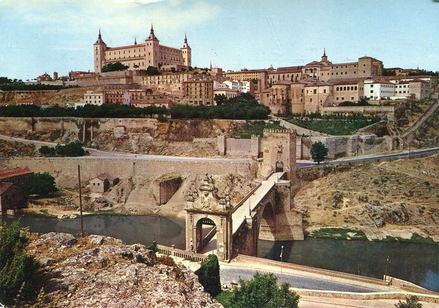 Puente de Alcántara y Alcázar, se ve La Cubana, hacia 1965
