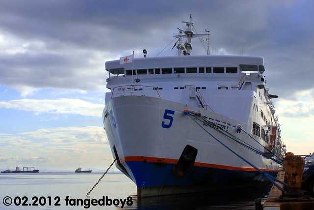 MV SuperFerry 5 (bow) carrying the Negros Navigation flag