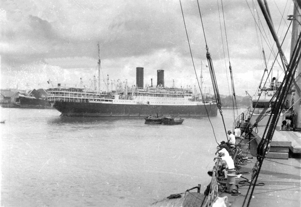 L'Athos II  quittant Saigon le 21 juillet 1948 - Tàu Athos II rời Saigon ngày 21-7-1948