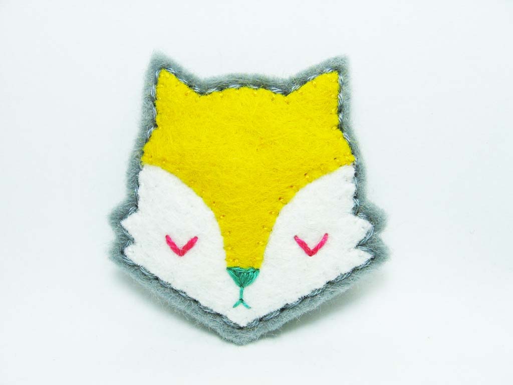 Yellow moody fox felt brooch - tiny size