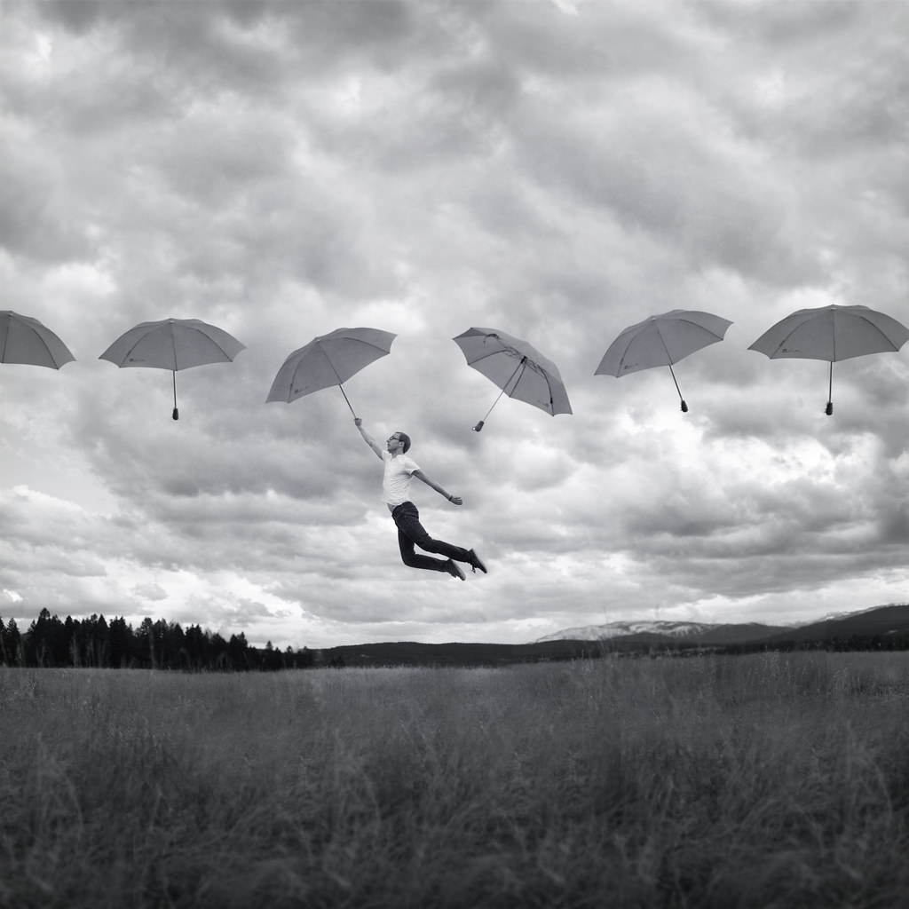 Зонт черно белая фотография сюрреализм. Концептуальный сюрреализм Джоэл Робинсон. Человек с зонтом черно белая фотография сюрреализм.