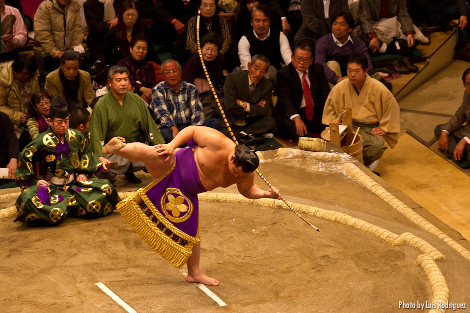 Danza del arco en un torneo oficial de sumo