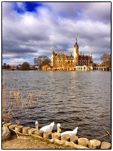 Schweriner Schloss by Berlinchen, Schweriner Schloss aus Sicht der Bucht mit Schwänencastle germany schloss schwan vorpommern mecklenb