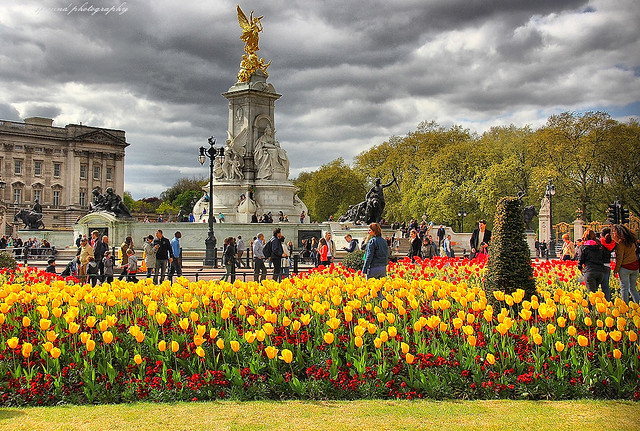The Queen Victoria memorial statue and Buckingham palace
