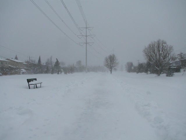 Il neige sur la piste cyclable