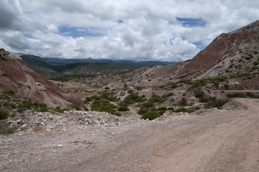 La strada sterrata per Lircay passa per una zona dalle colline rosse e bianche