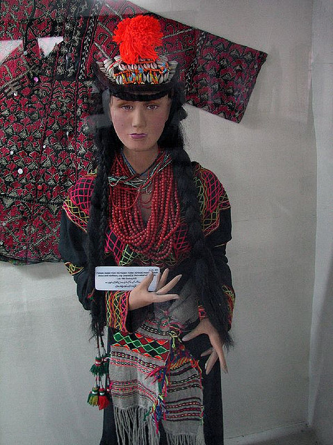 Taxila. Peshawar Museum female dress. Pakistan. Tradisjonelle klær fra Taxila i Pakistan, utstilt på Peshawar museum.