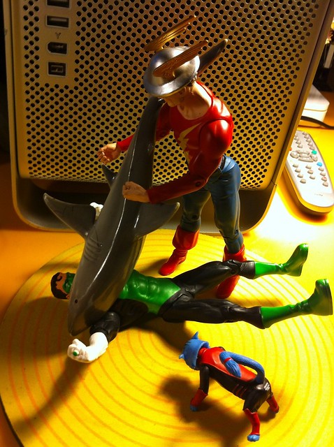 Flash hits Green Lantern with Dex-Starr's Shark