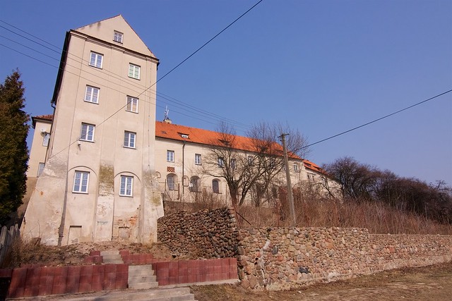 Skrzydło południowe klasztoru w Czerwińsku nad Wisłą z dołu skarpy