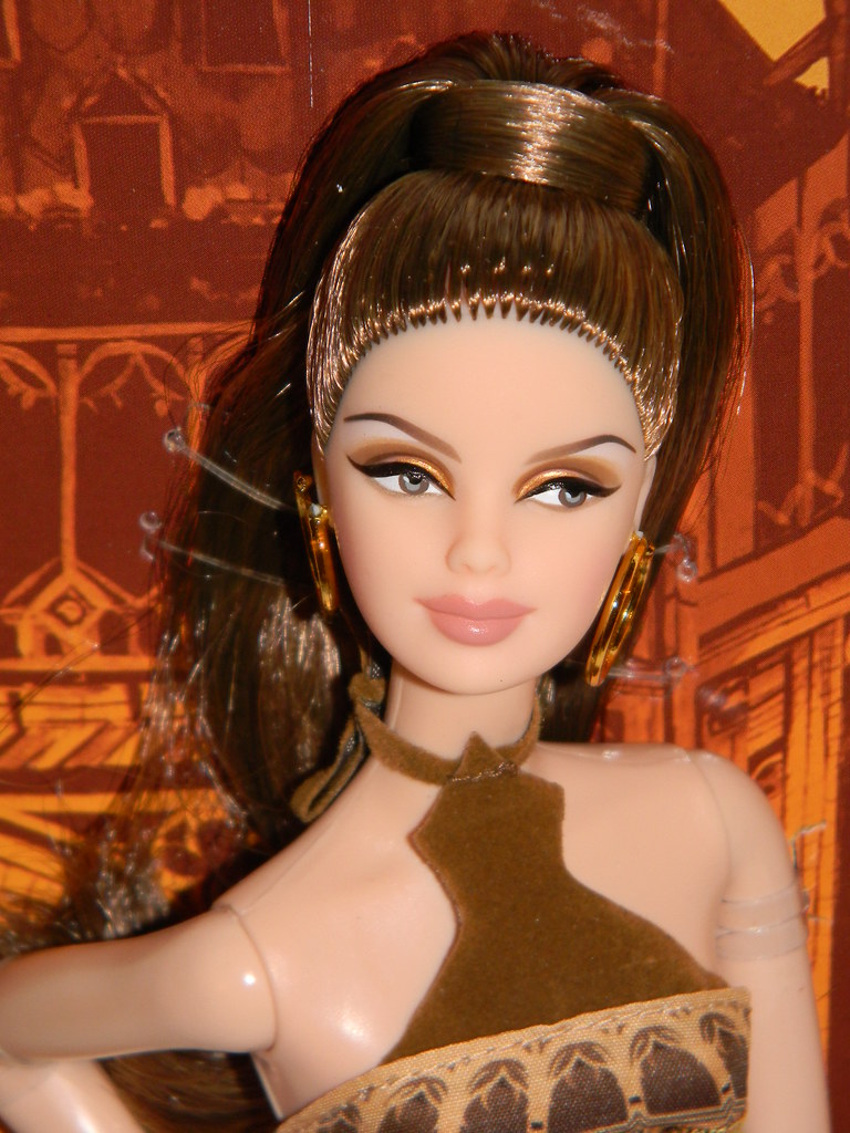 Mania Pick up leaves ice Big Ben Barbie close-up | The Doll Cafe | Flickr