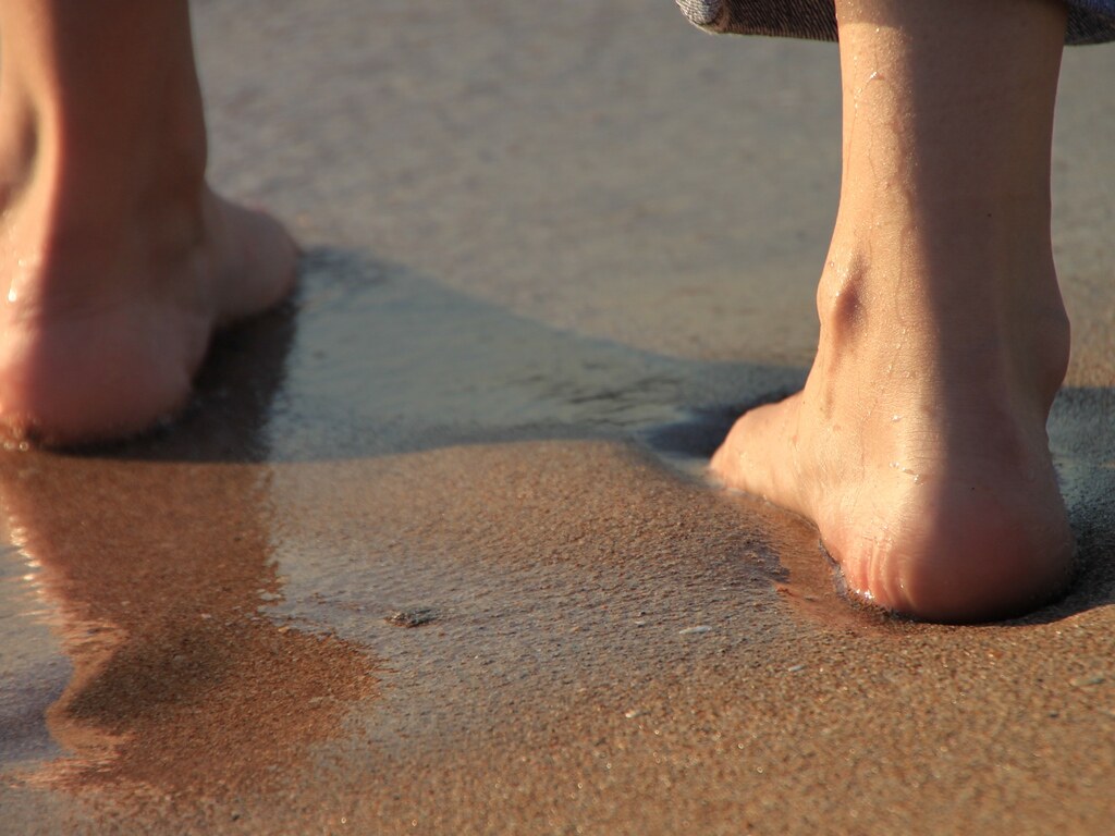 Пятки на пляже. Босые ноги на пляже. Ходьба босиком по песку. Босые пятки. Feet relax