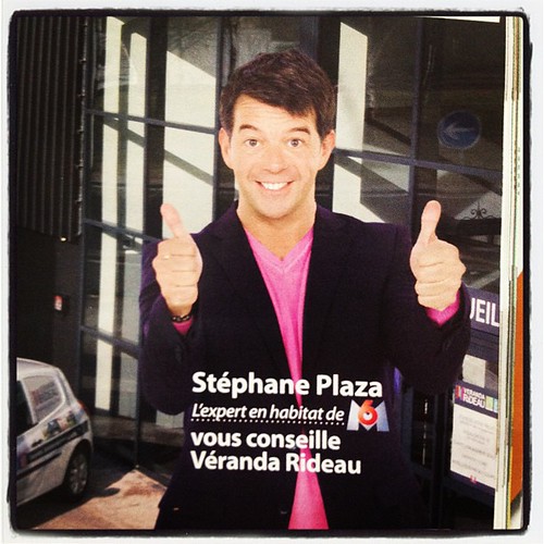 Stéphane Plaza célèbre sa victoire en sautant en parachute à Paris