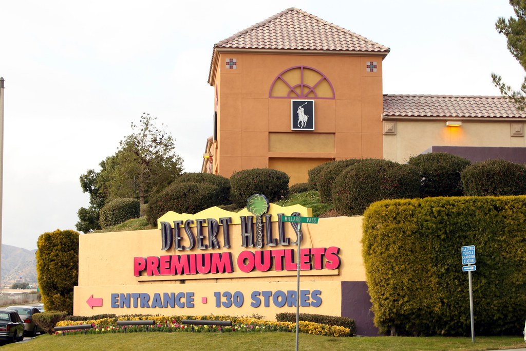 Desert Hills Premium Outlets